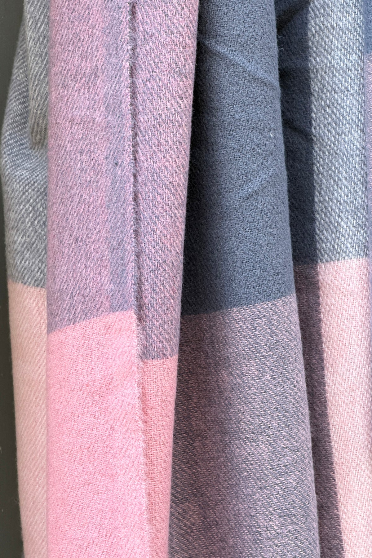 Echarpe douce carrée à carreaux rose et bleu avec franges