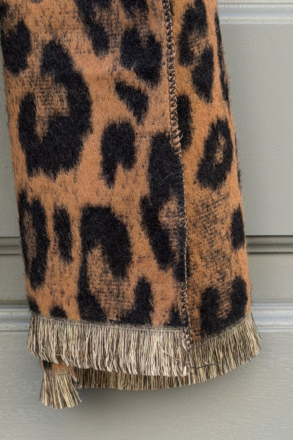 Echarpe douce motifs léopard camel et noir