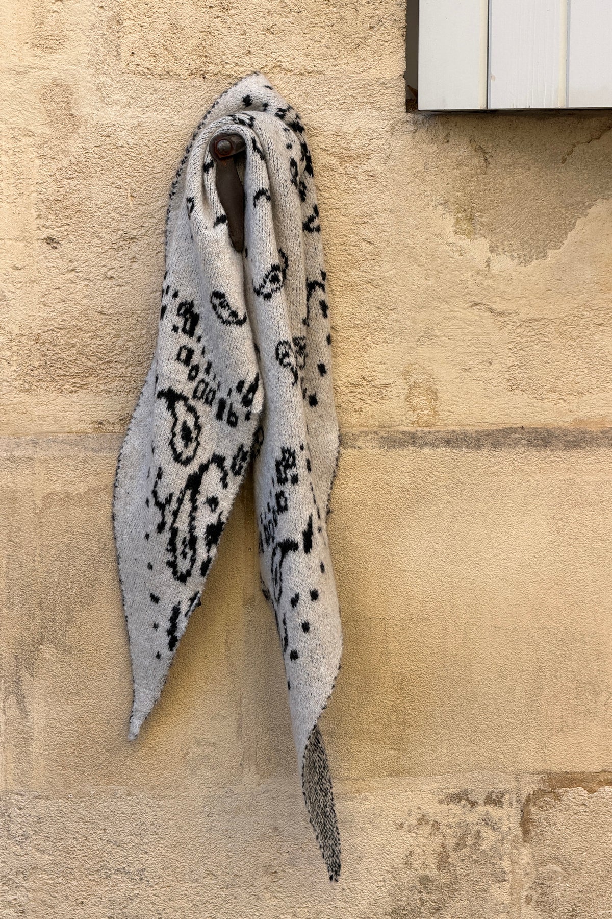 Echarpe foulard en maille beige motif bandana