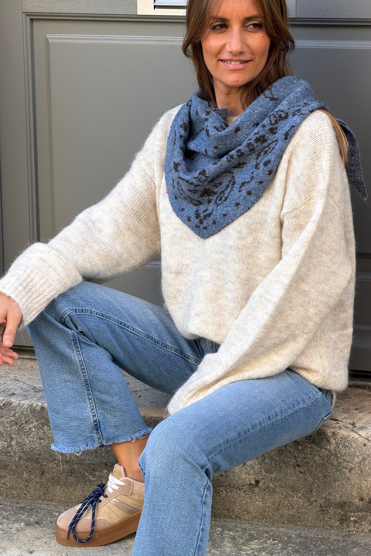 Echarpe foulard en maille bleu motif bandana