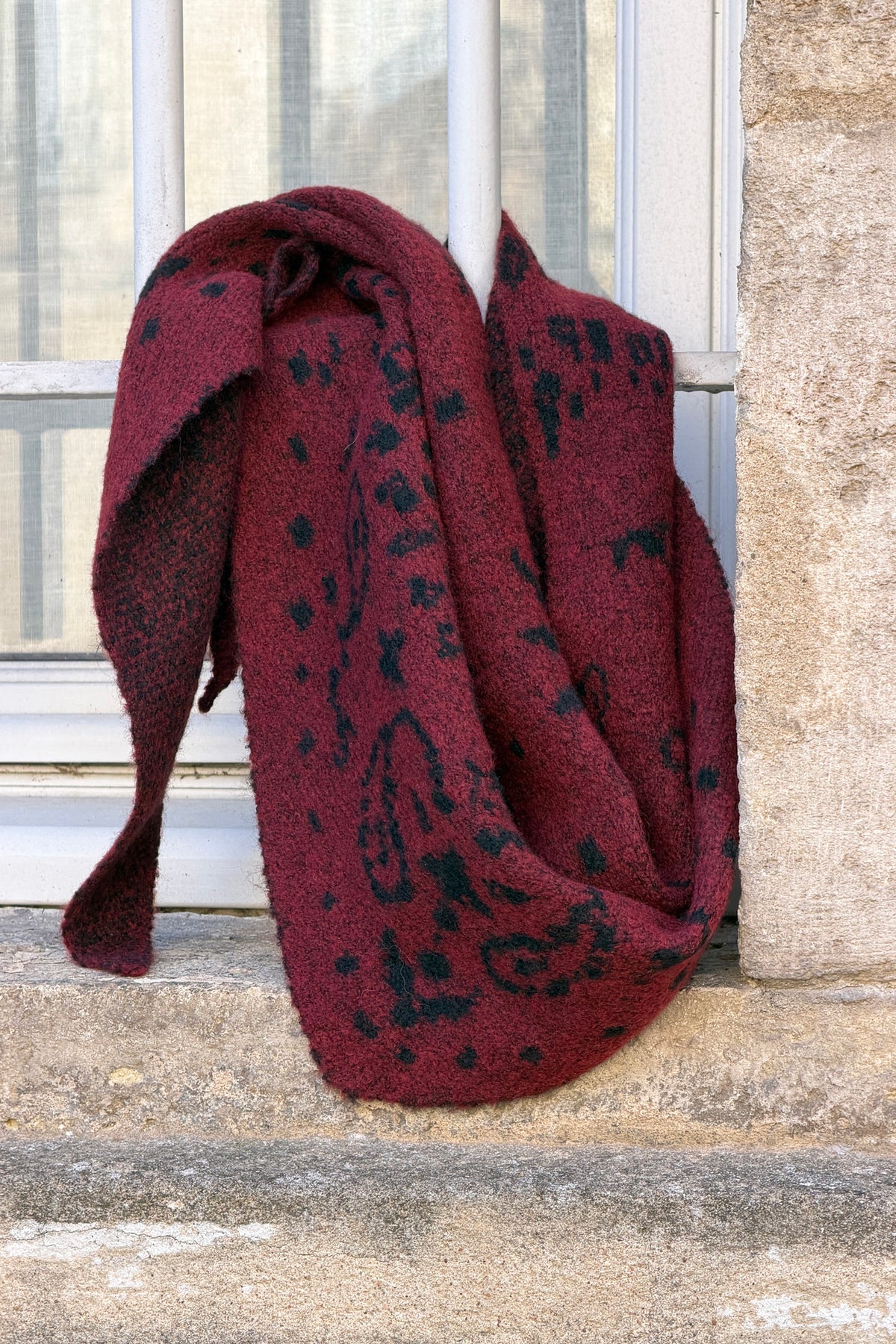 Echarpe foulard en maille bordeaux aubergine motif bandana