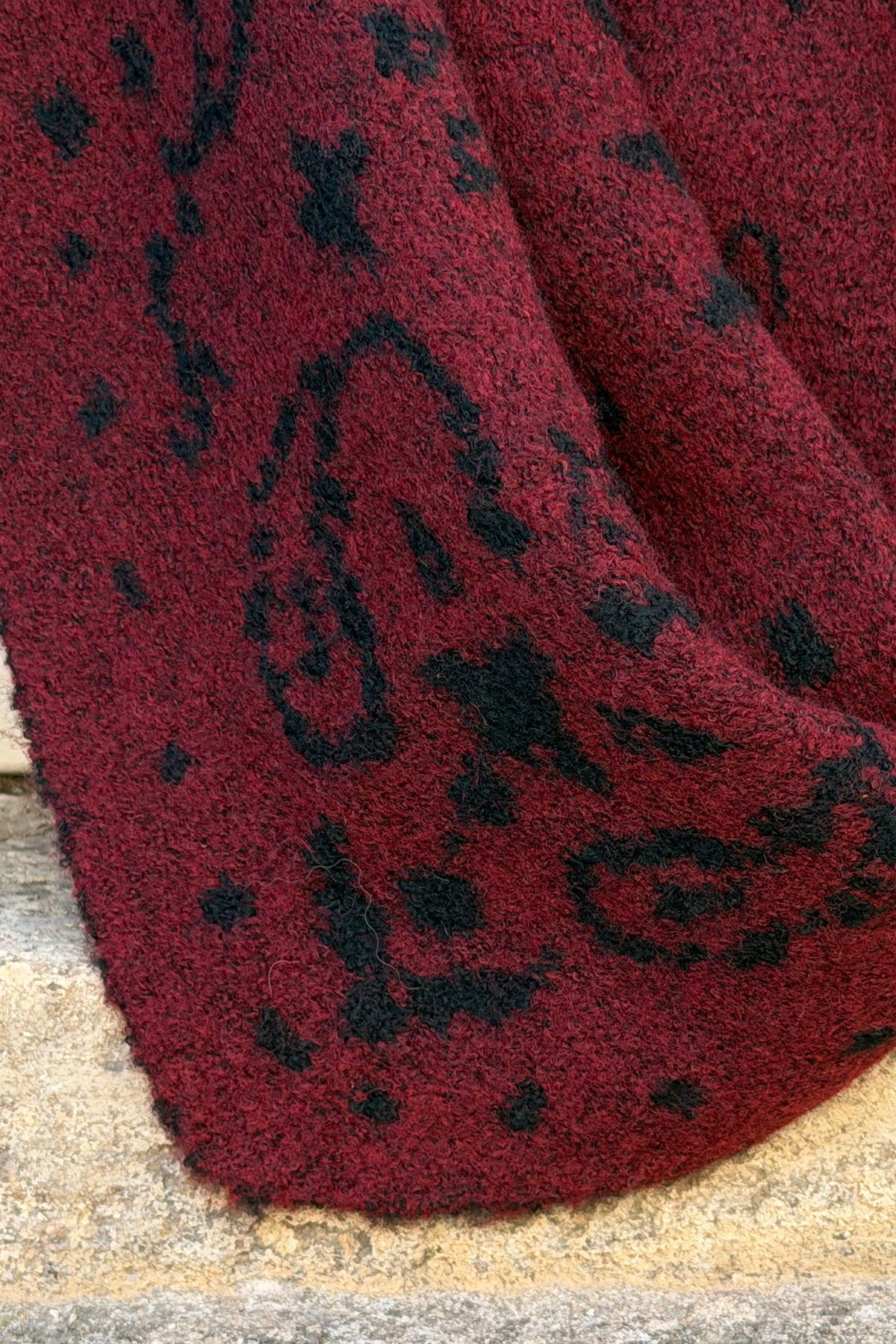 Echarpe foulard en maille bordeaux aubergine motif bandana