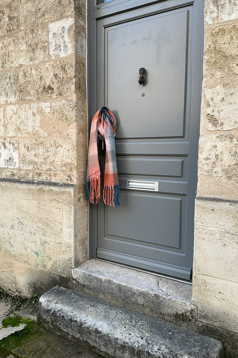 Écharpe toute douce à carreaux pastel vieux rose et bleu avec franges