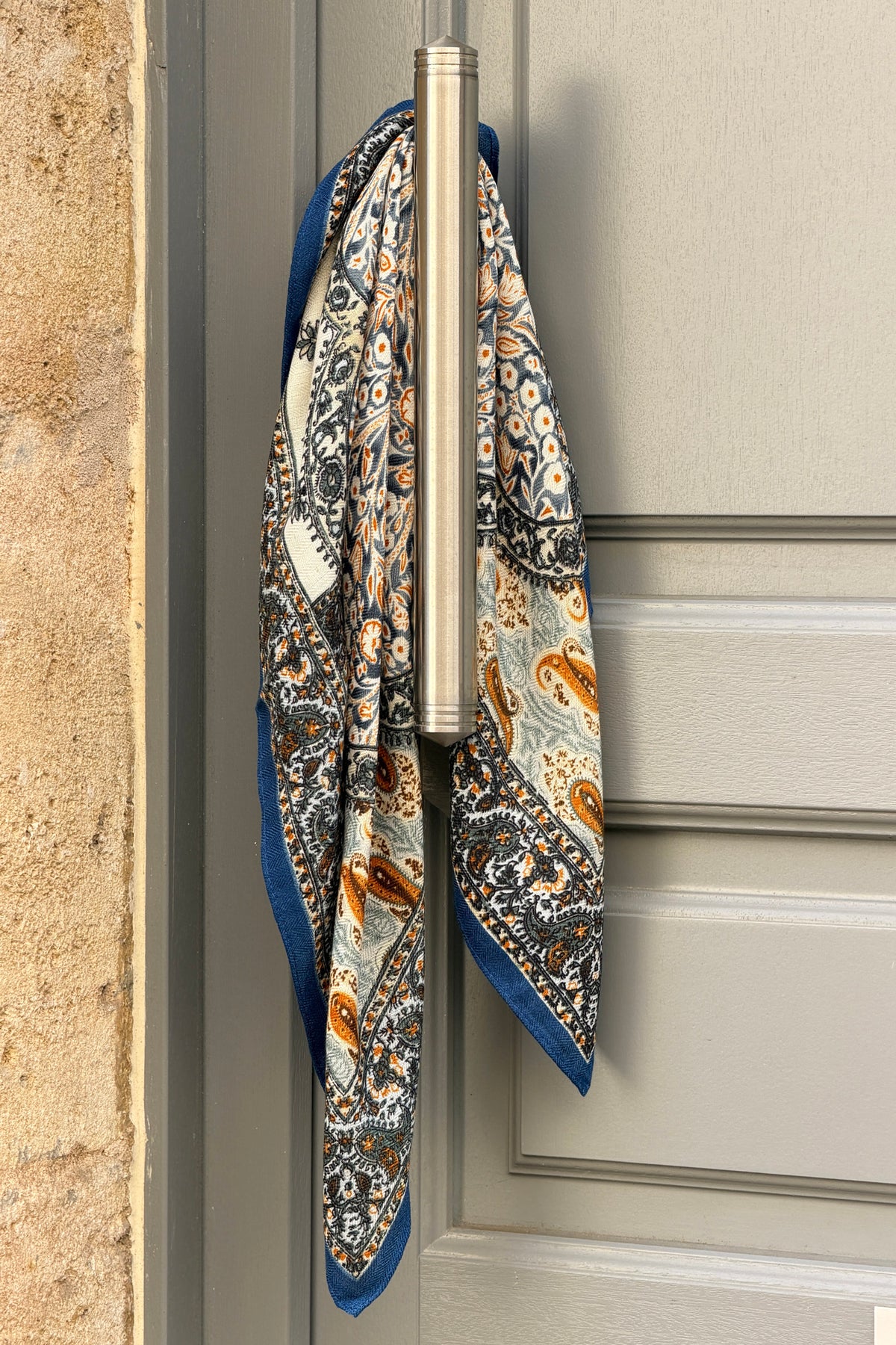 Foulard carré bleu motif paisley et rosace moutarde