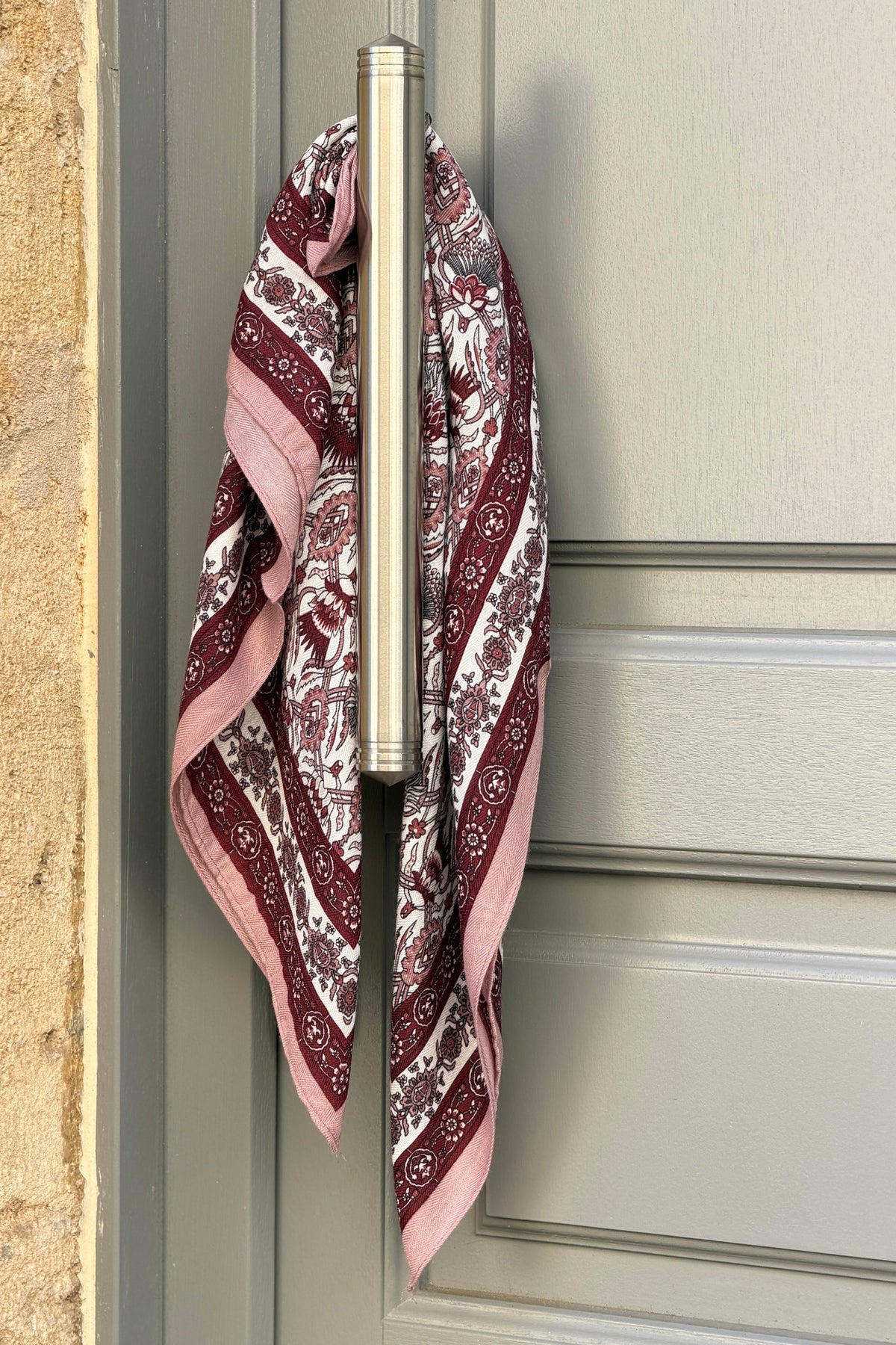 Foulard carré imprimé fleurs paisley aubergine