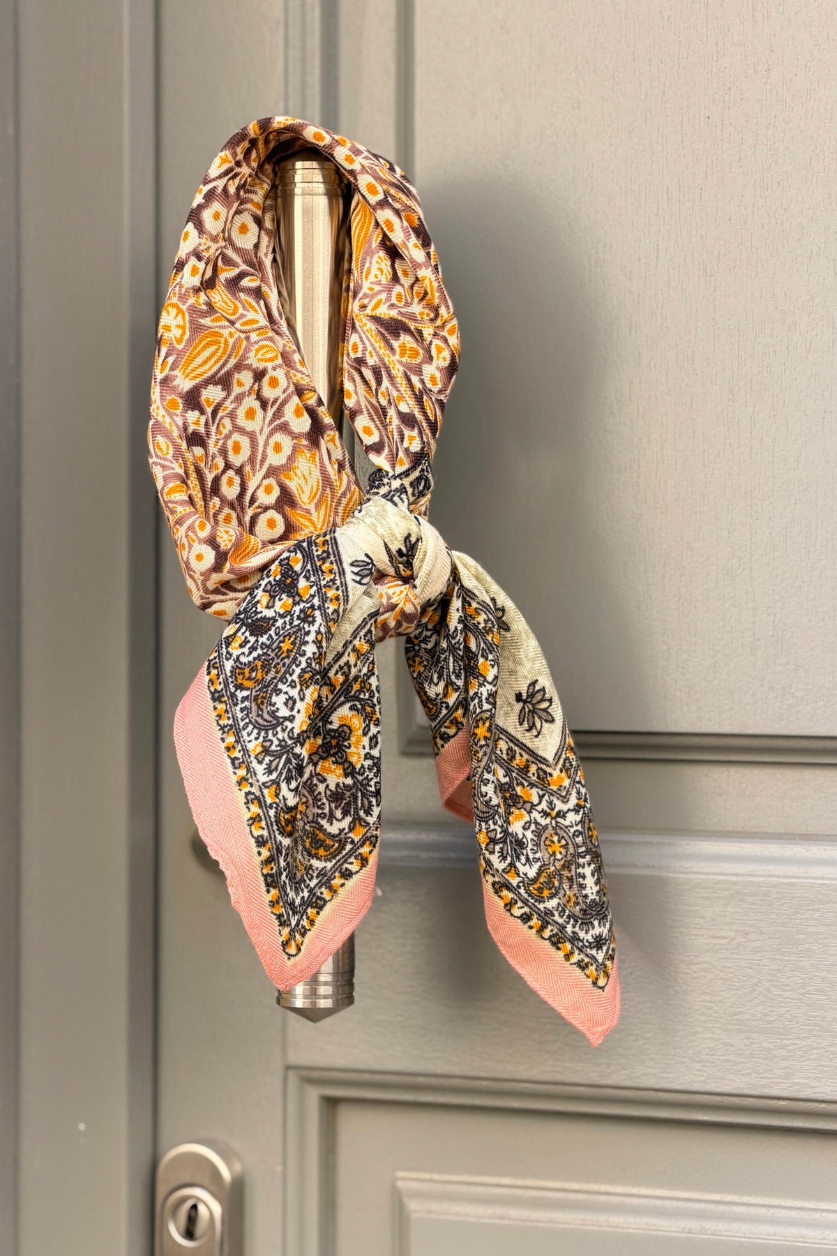 Foulard carré rose motif paisley et rosace jaune et bleu marine