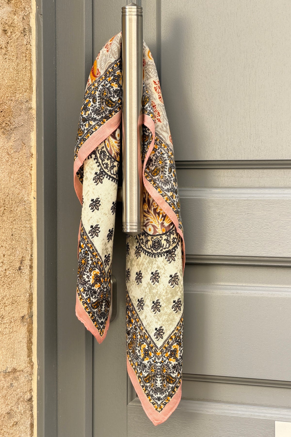 Foulard carré rose motif paisley et rosace jaune et bleu marine