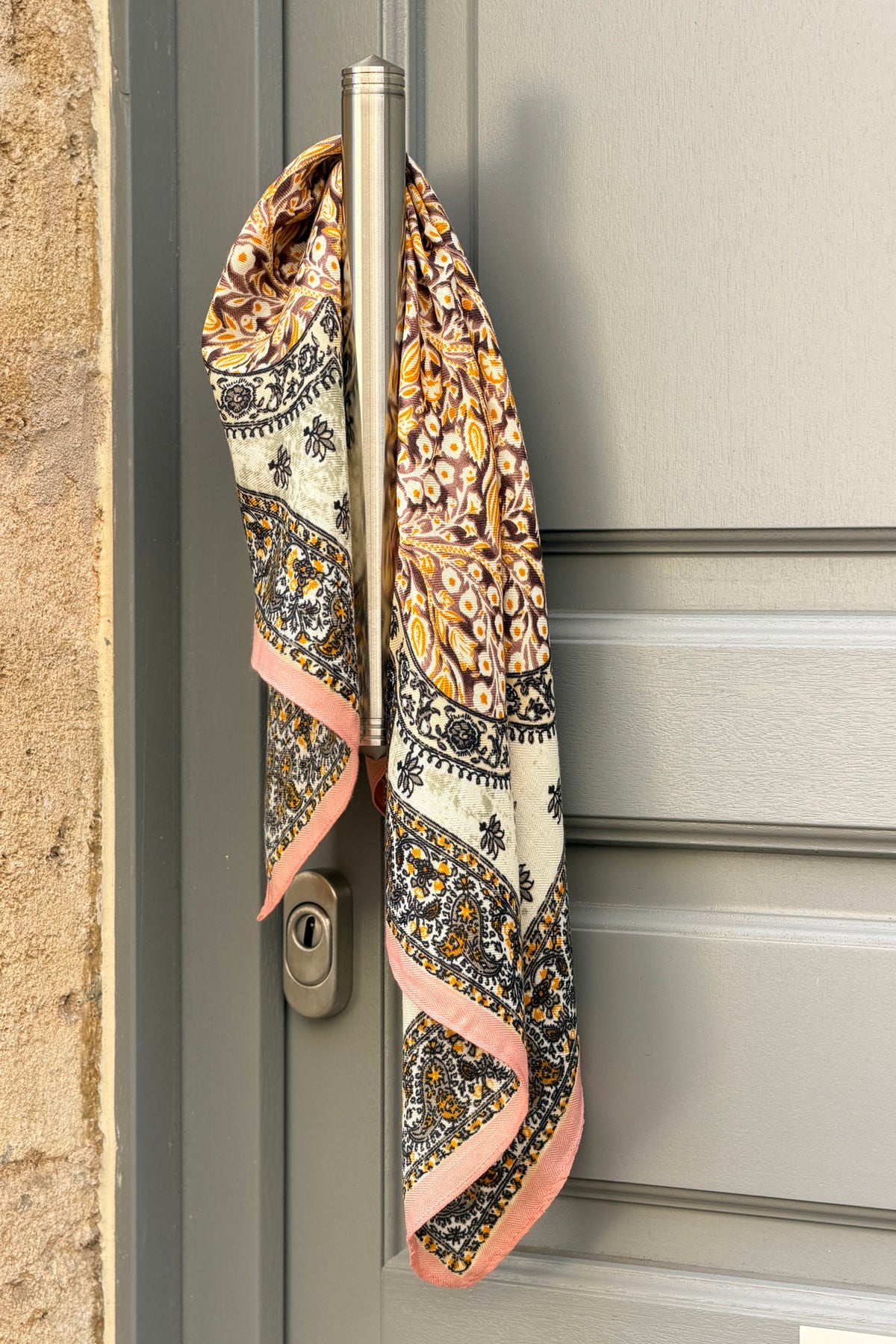 Foulard carré rose motif paisley et rosace jaune et bleu marine