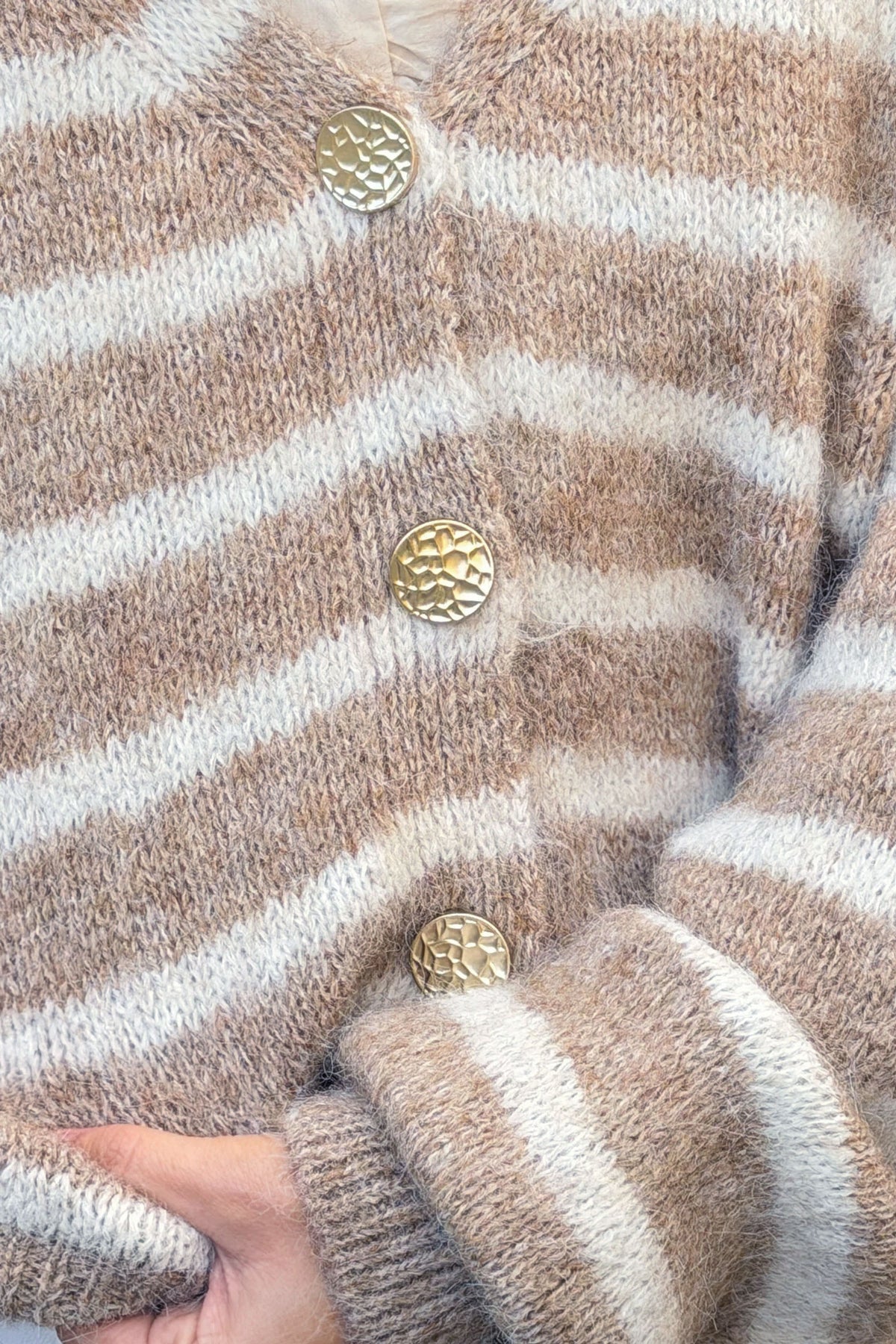 Gilet en grosse maille rayures camel clair et écru boutons dorés martelés