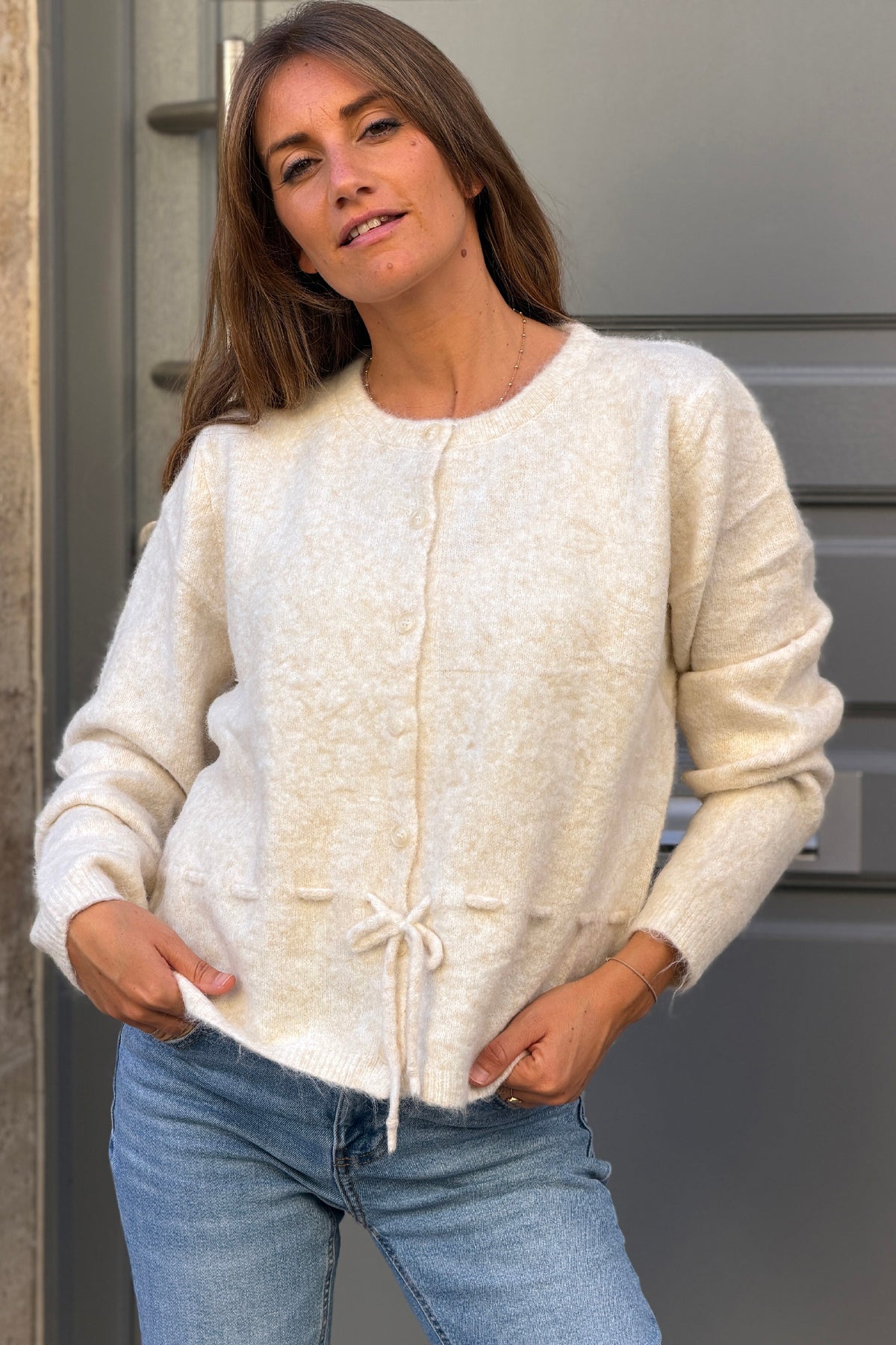 Gilet en maille beige chiné à boutons et lien à resserrer à la taille