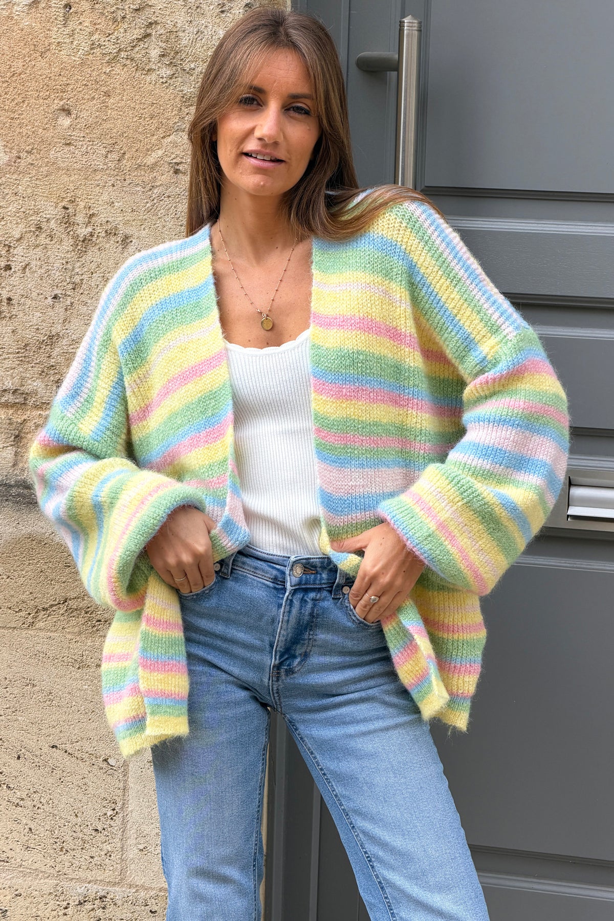 Gilet en maille colorée jaune et rayures pastel manches bouffantes