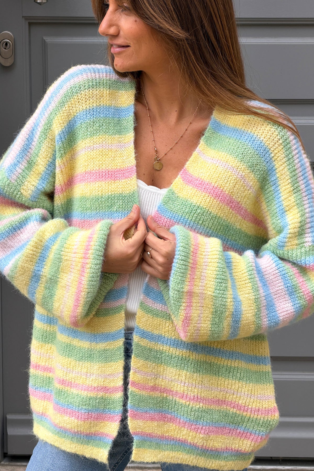 Gilet en maille colorée jaune et rayures pastel manches bouffantes