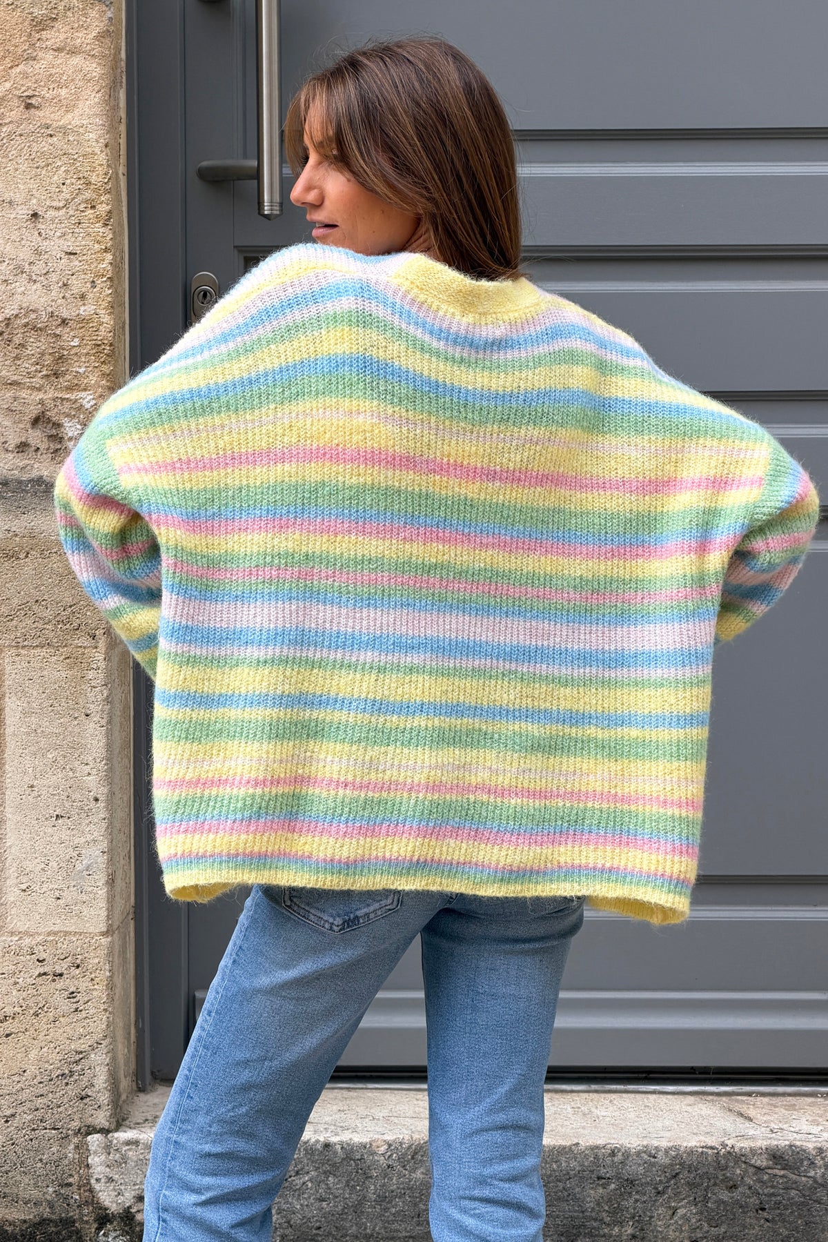 Gilet en maille colorée jaune et rayures pastel manches bouffantes
