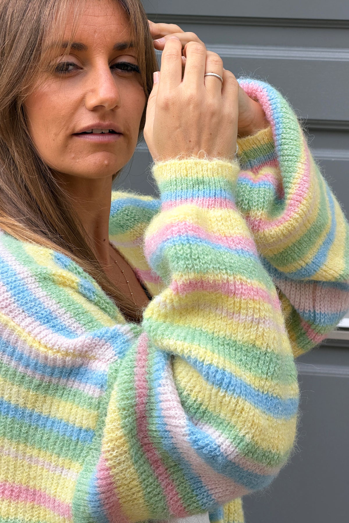 Gilet en maille colorée jaune et rayures pastel manches bouffantes