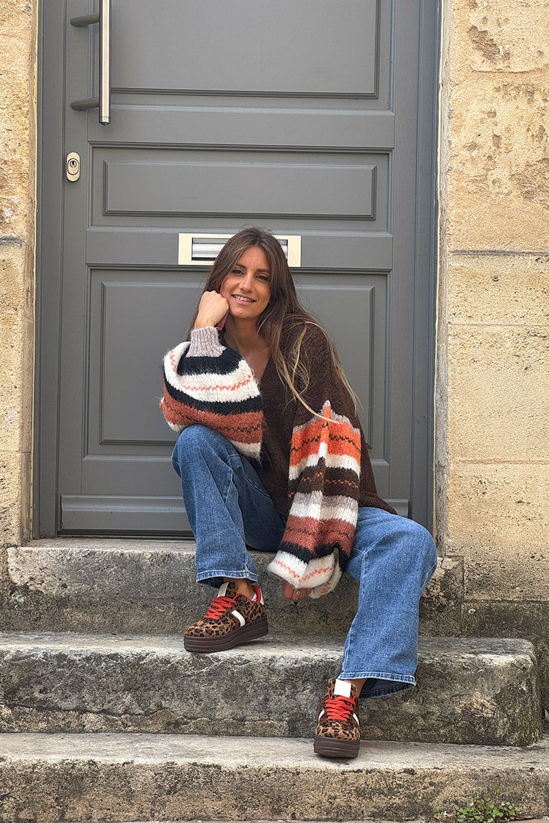Gilet marron en maille moelleuse manches larges bouffantes rayées orange boutons relief gold