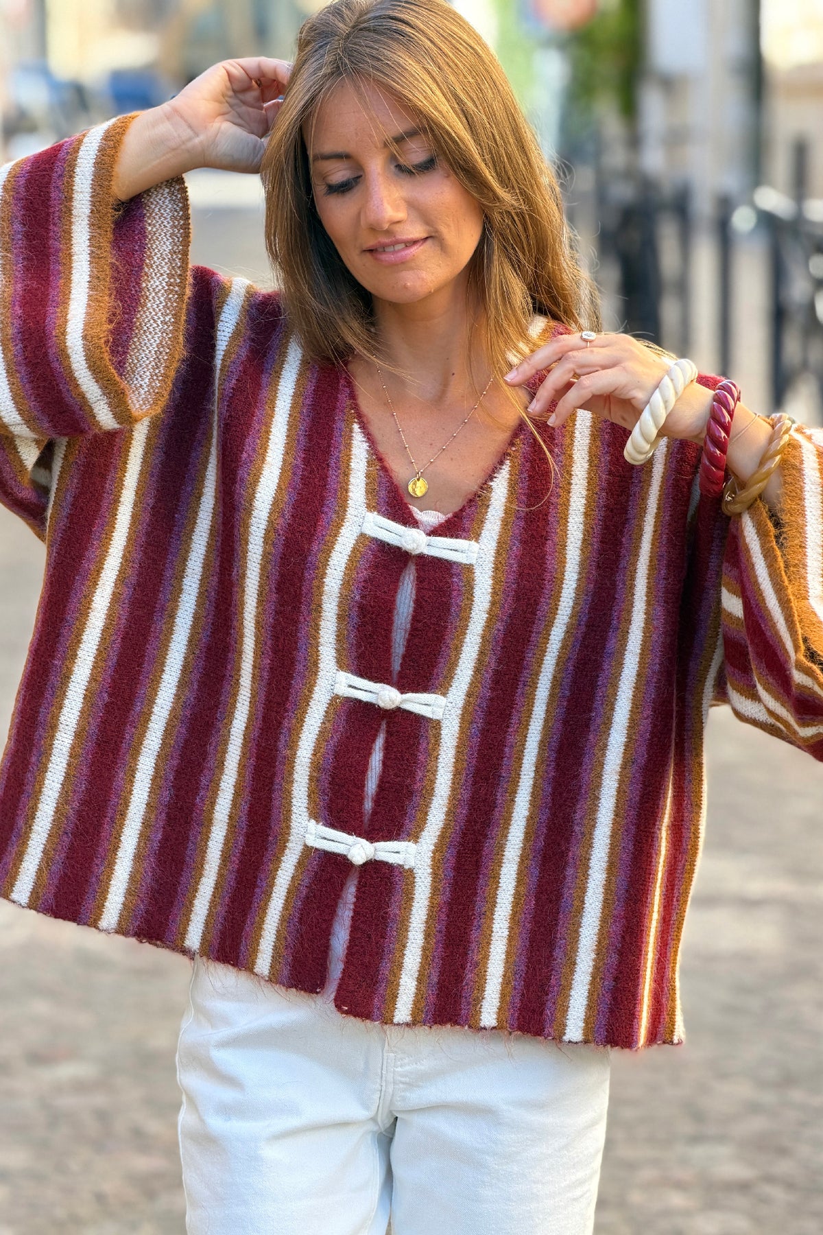 Gilet moelleux rayures bordeaux et camel fermeture nœuds style veste mexicaine