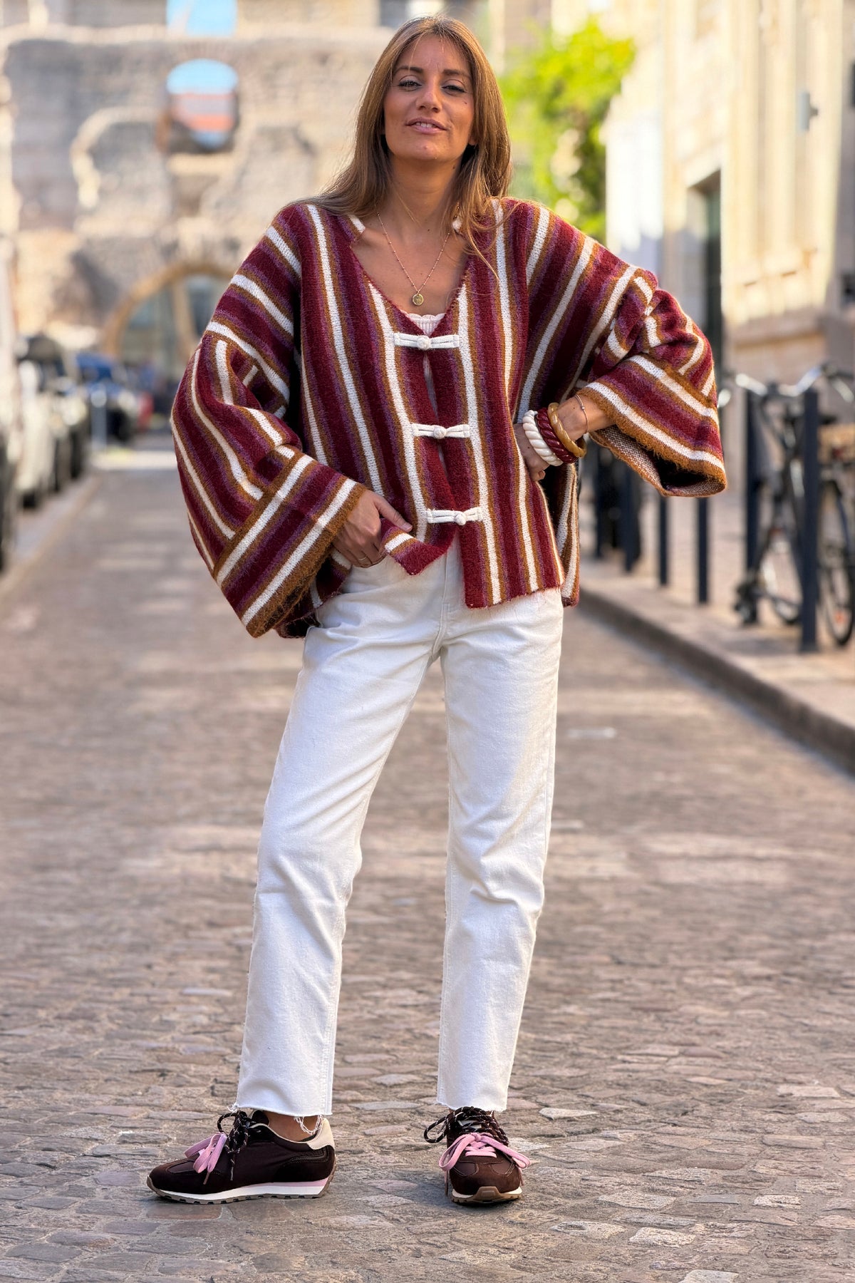 Gilet moelleux rayures bordeaux et camel fermeture nœuds style veste mexicaine