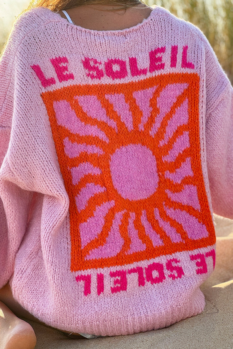 Gilet rose pâle en grosse maille avec gros boutons "Le Soleil" et manches bouffantes