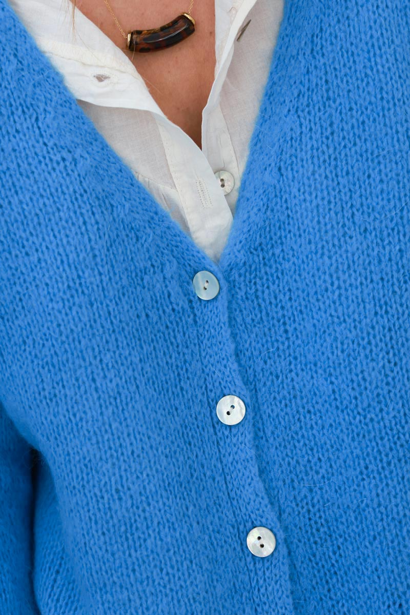 Gilet uni bleu en maille petits boutons nacrés
