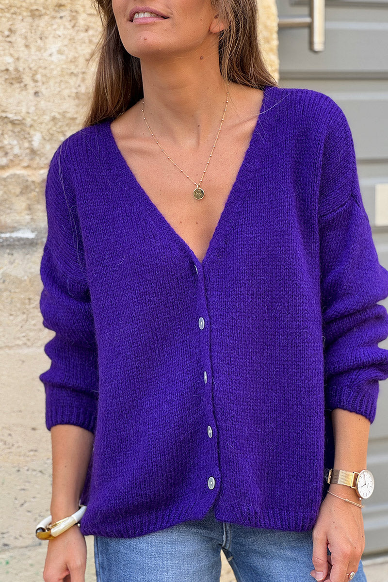 Cárdigan liso de punto morado con pequeños botones de nácar