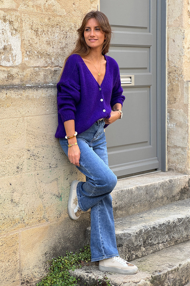 Cárdigan liso de punto morado con pequeños botones de nácar