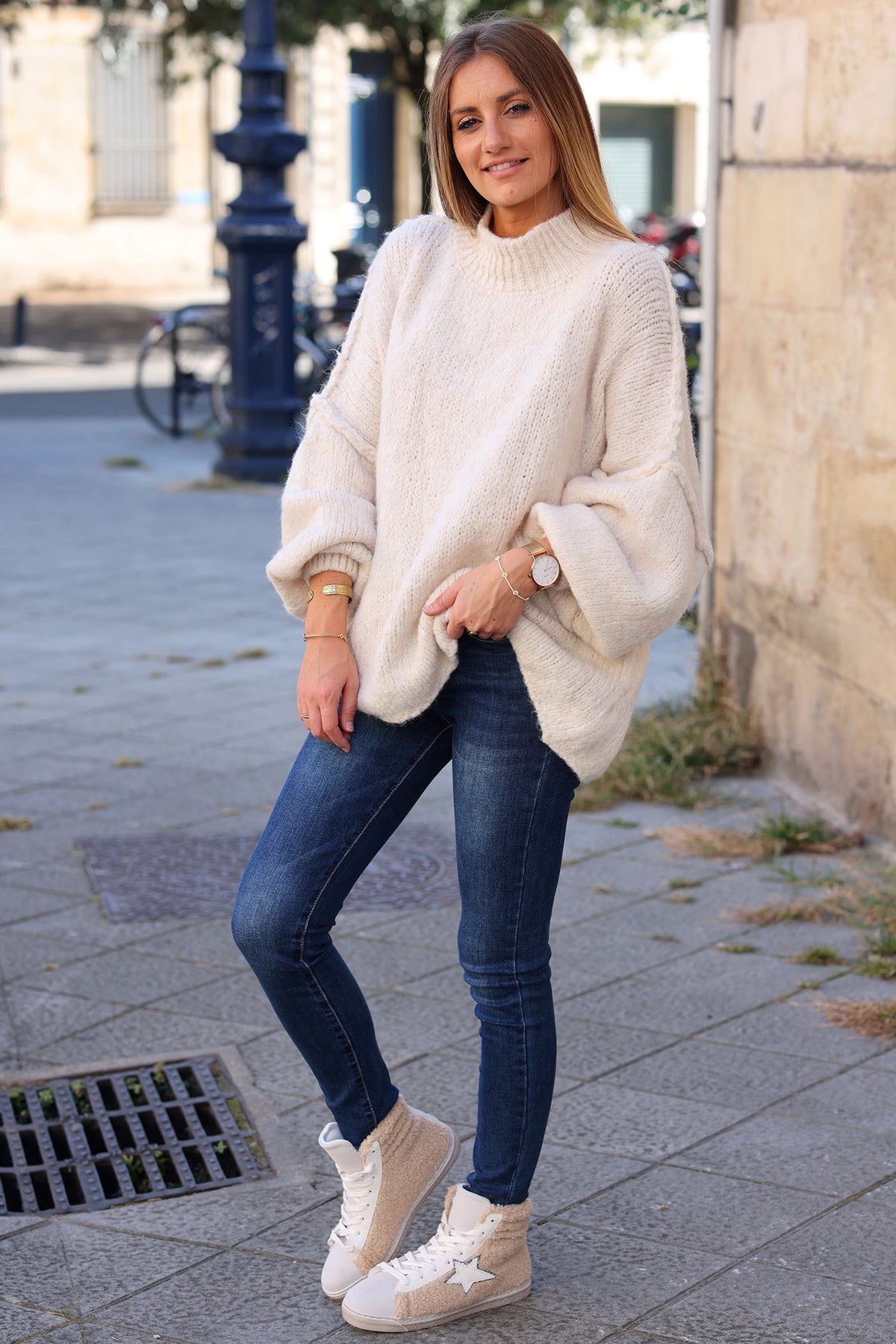 Gros pull large écru en maille chaude couture apparente