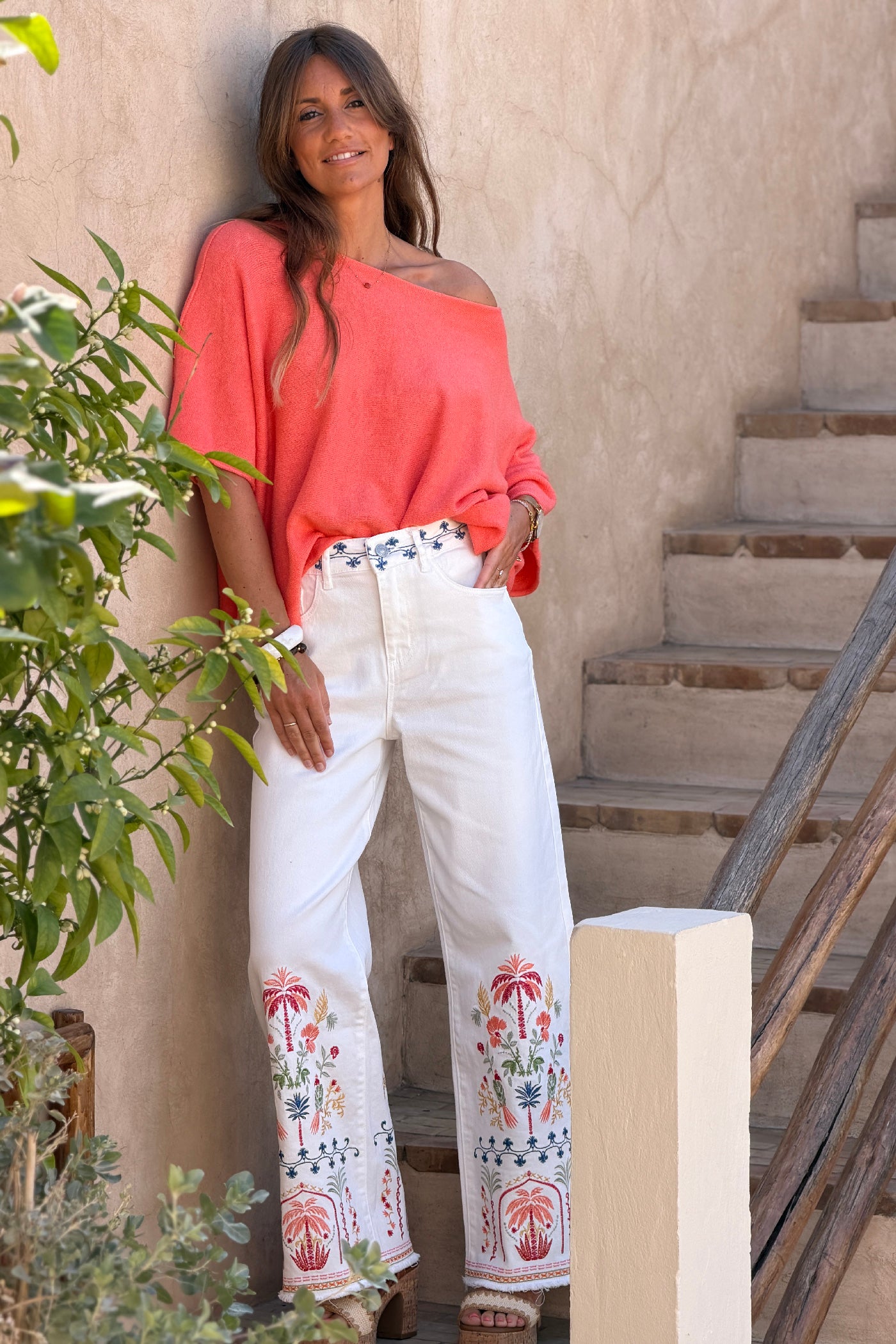 Jean blanc wide leg broderie fleurs et palmiers colorés et ceinture brodée