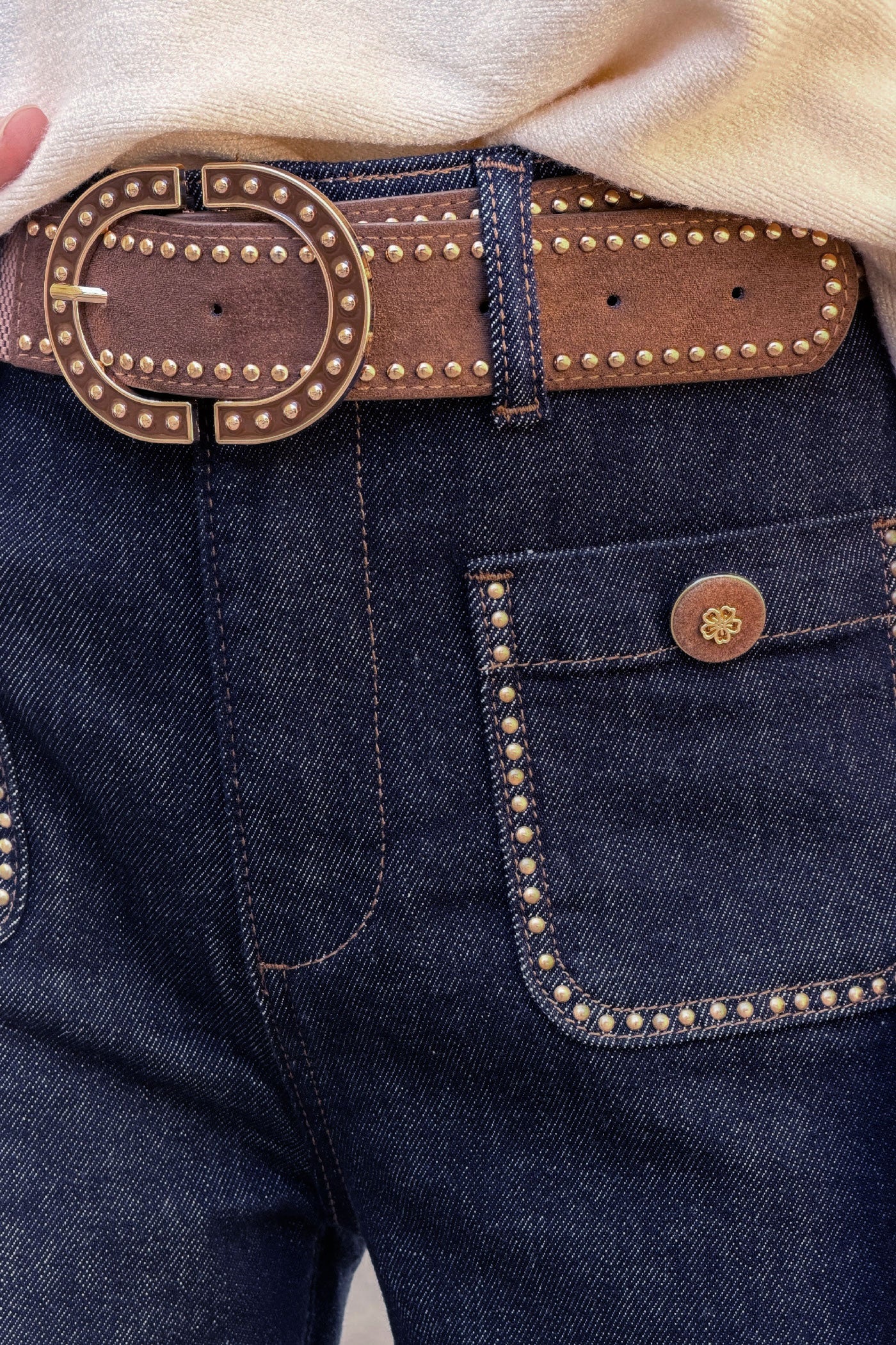 Jean brut wide leg poches plaquées détails clous avec ceinture velours