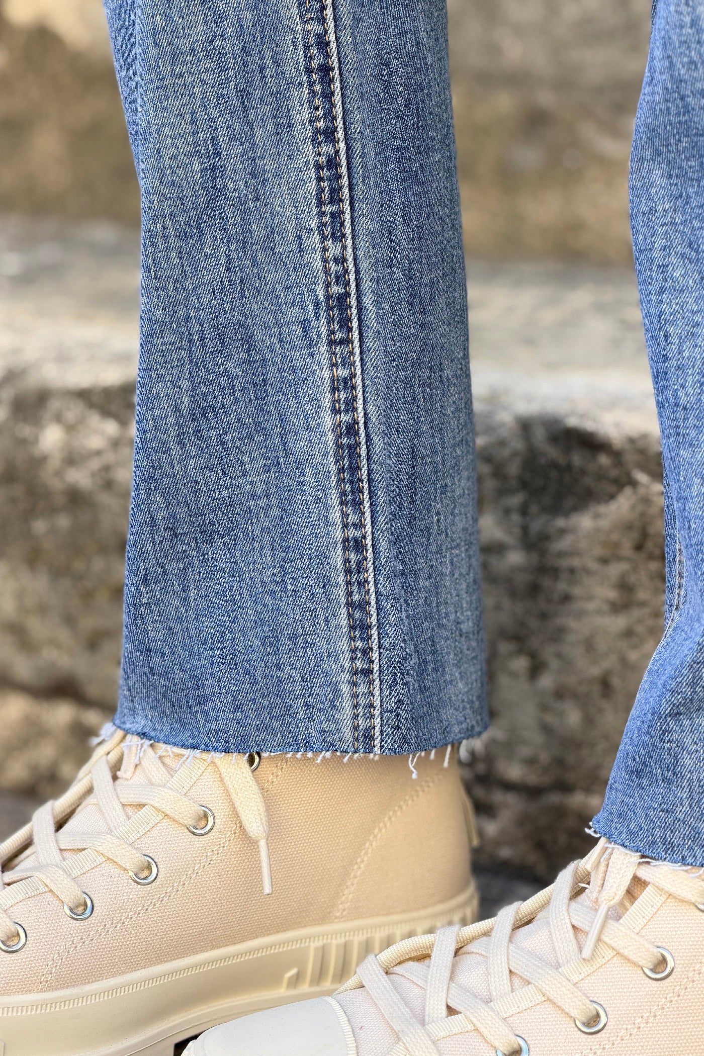 Jean délavé moyen coupe droite détail cropped