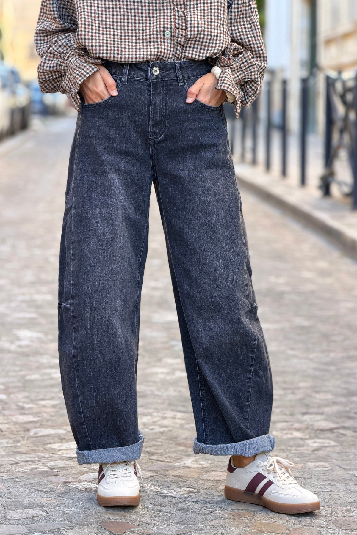 Jean stretch noir délavé coupe barrel détail coutures
