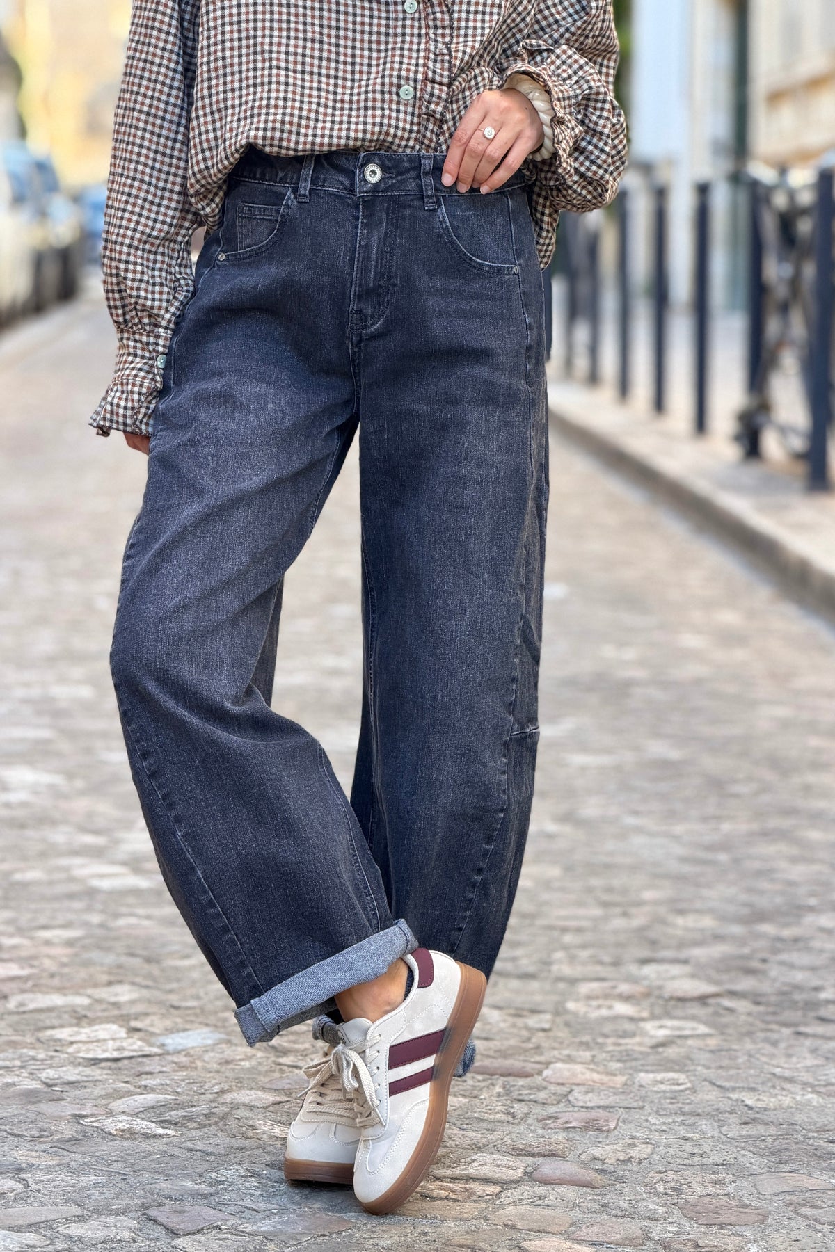 Jean stretch noir délavé coupe barrel détail coutures