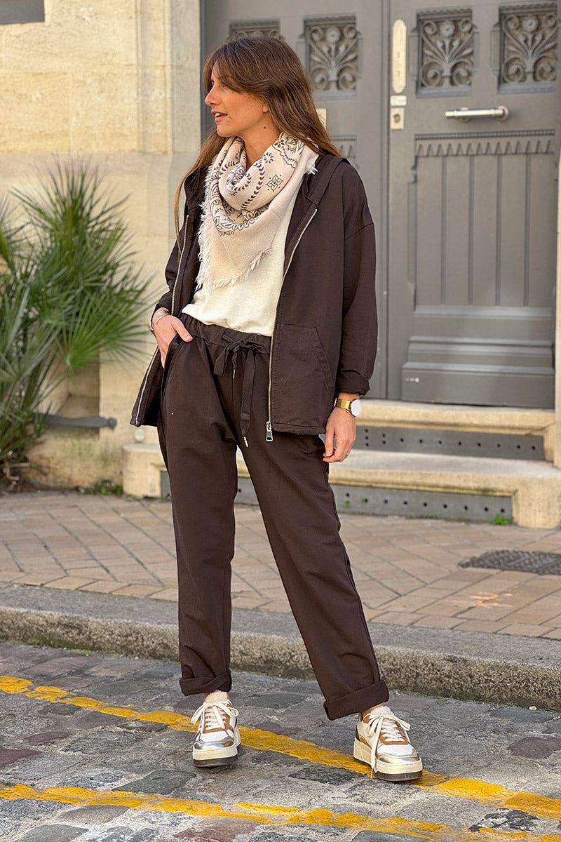 Pantalón de chándal marrón cómodo con cintura elástica y ribete de cinta de raso
