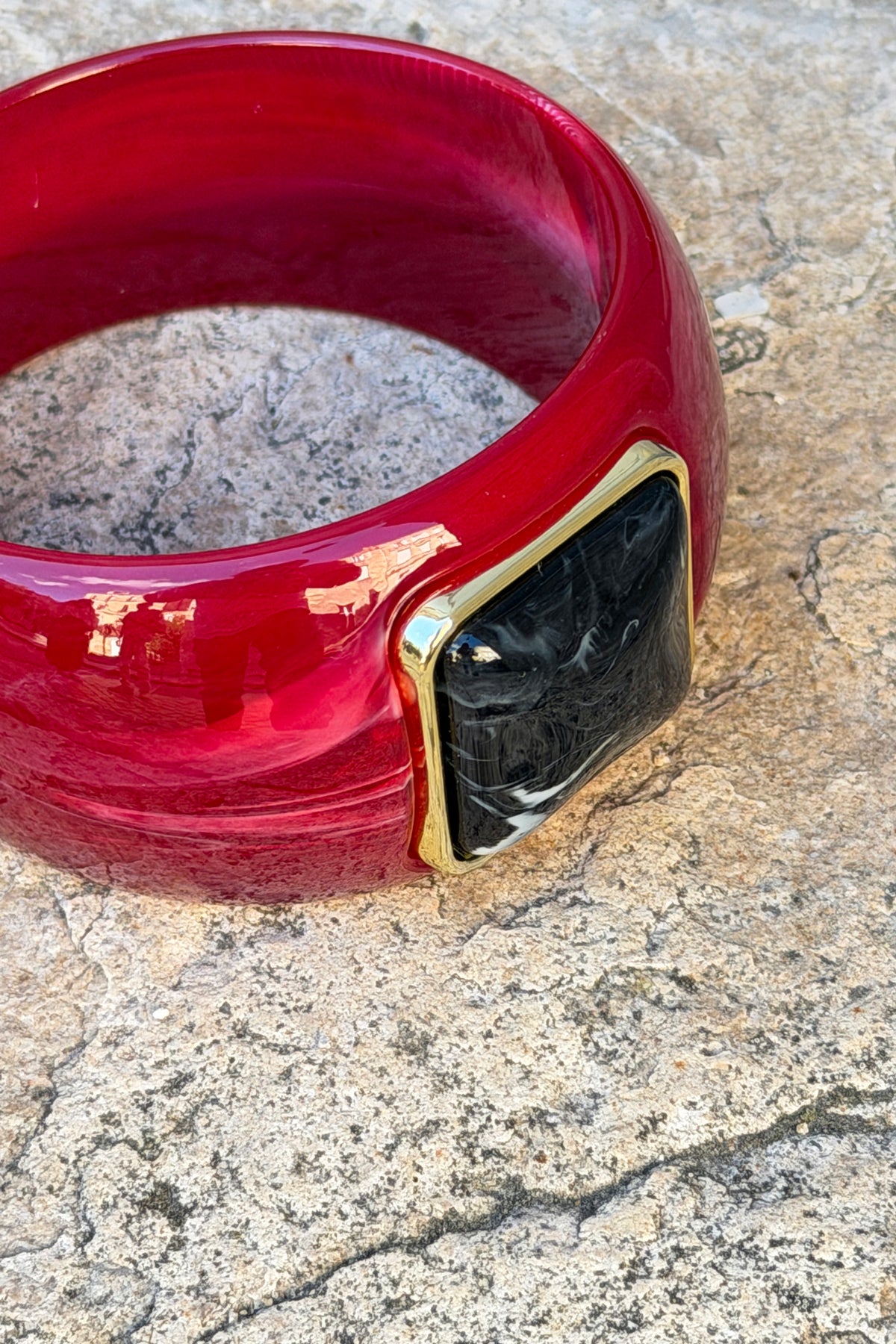 Jonc bordeaux en résine marbrée détail cabochon noir