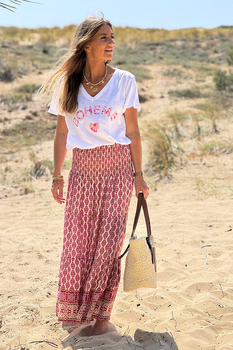 Falda larga y fluida de estilo bohemio con estampado de medallones étnicos fucsia y cinturón fruncido.