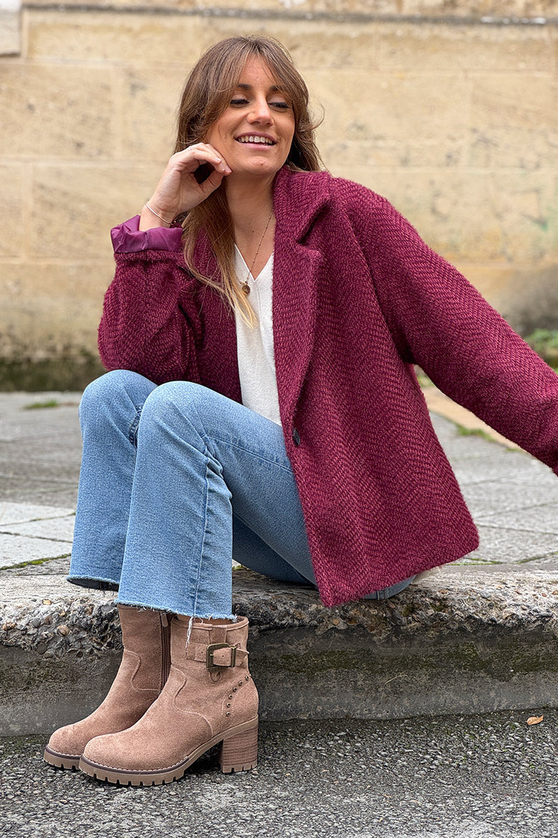 Manteau aubergine court doux en maille chenille