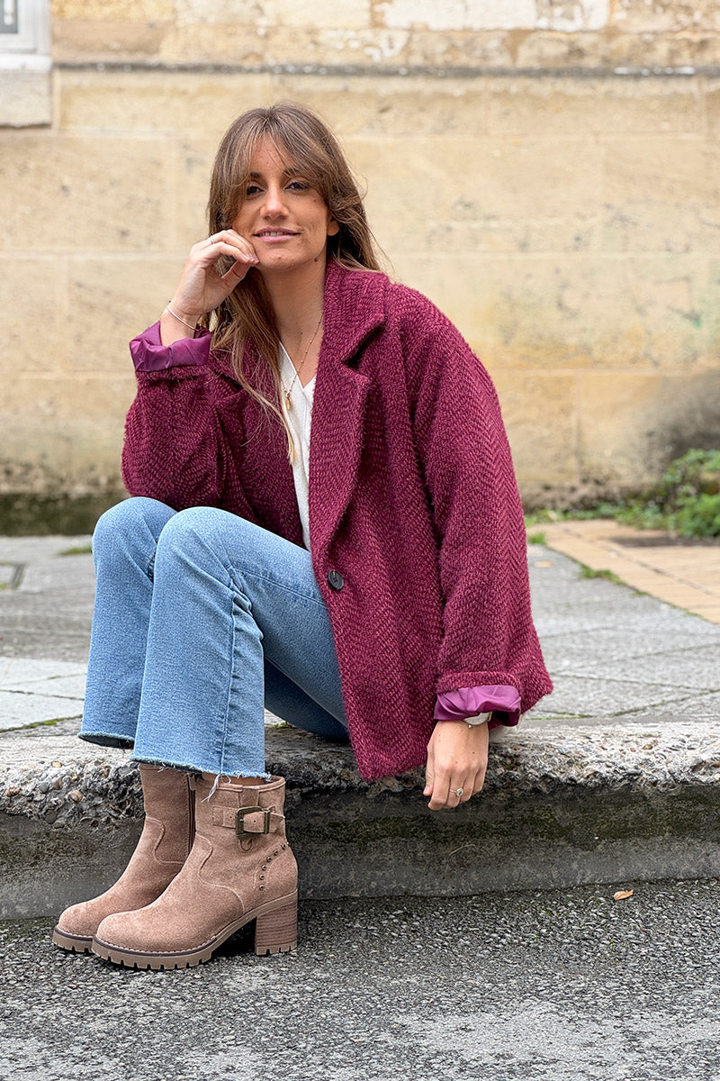 Manteau aubergine court doux en maille chenille