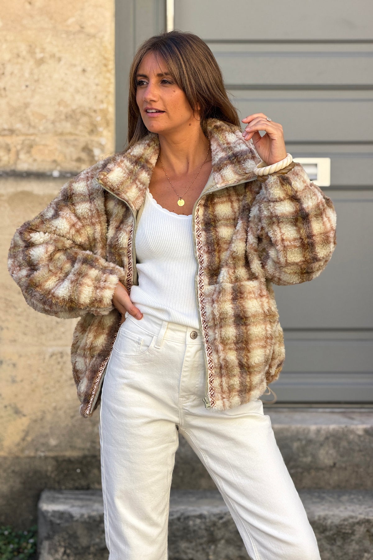 Manteau beige tout doux effet poils à carreaux pastel avec zip et col montant
