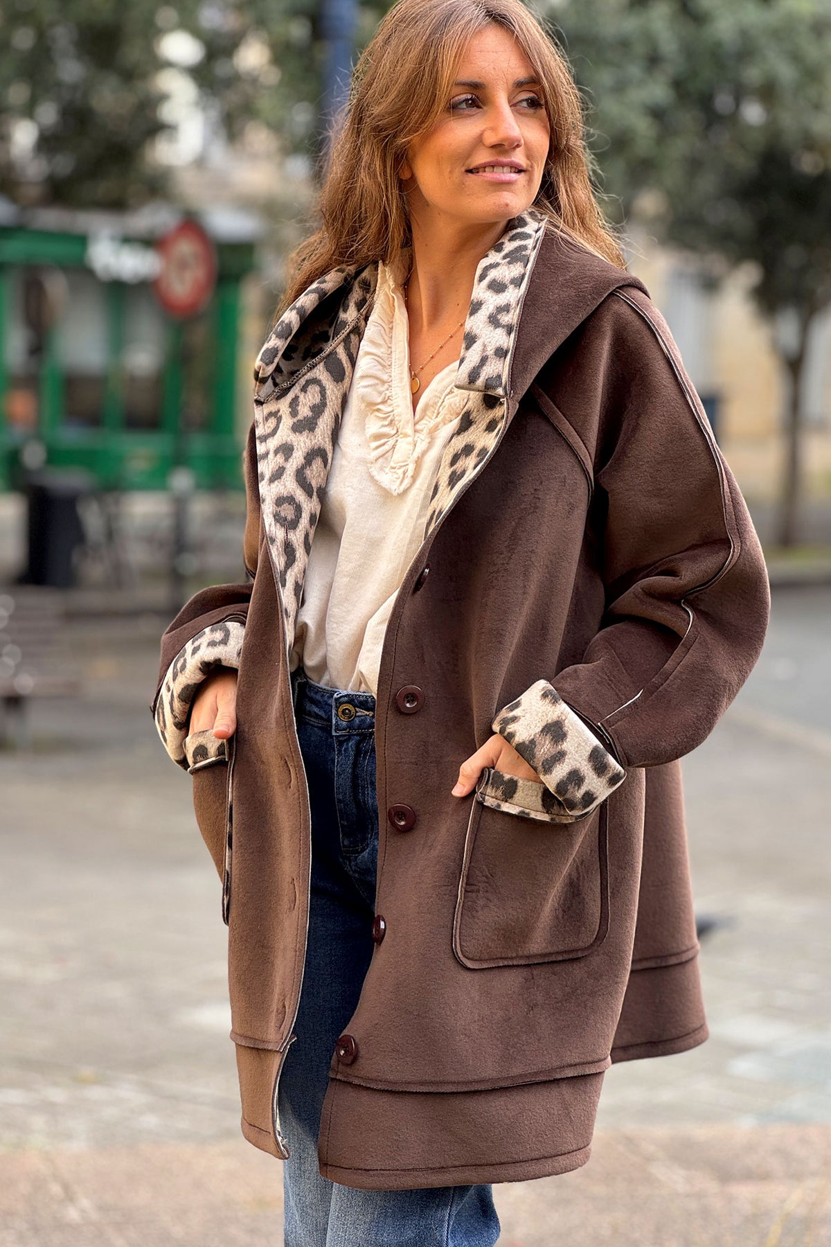 Manteau marron en velours ras à capuche avec poches détails léopard