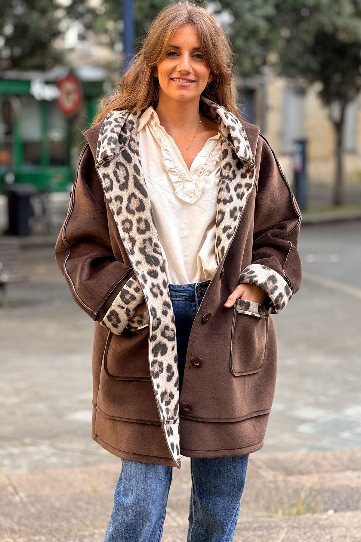 Manteau marron en velours ras à capuche avec poches détails léopard