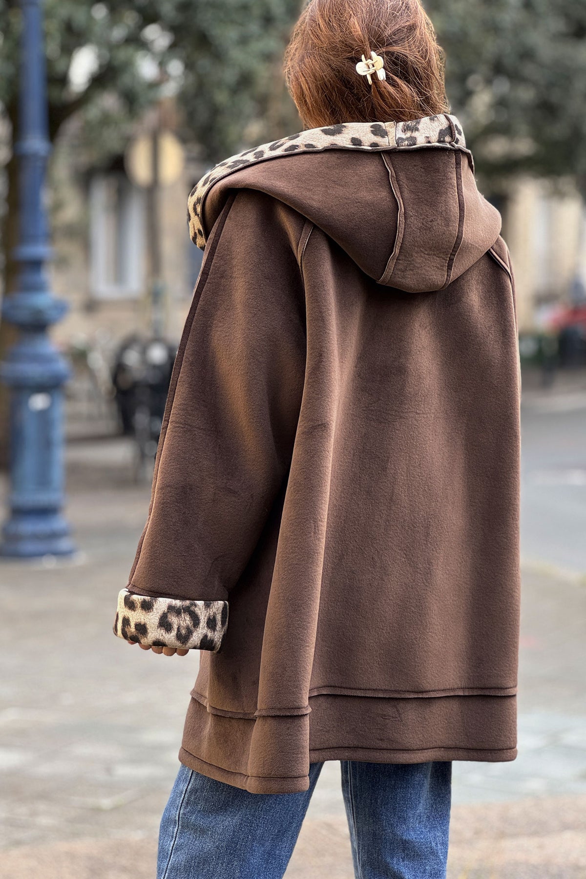 Manteau marron en velours ras à capuche avec poches détails léopard