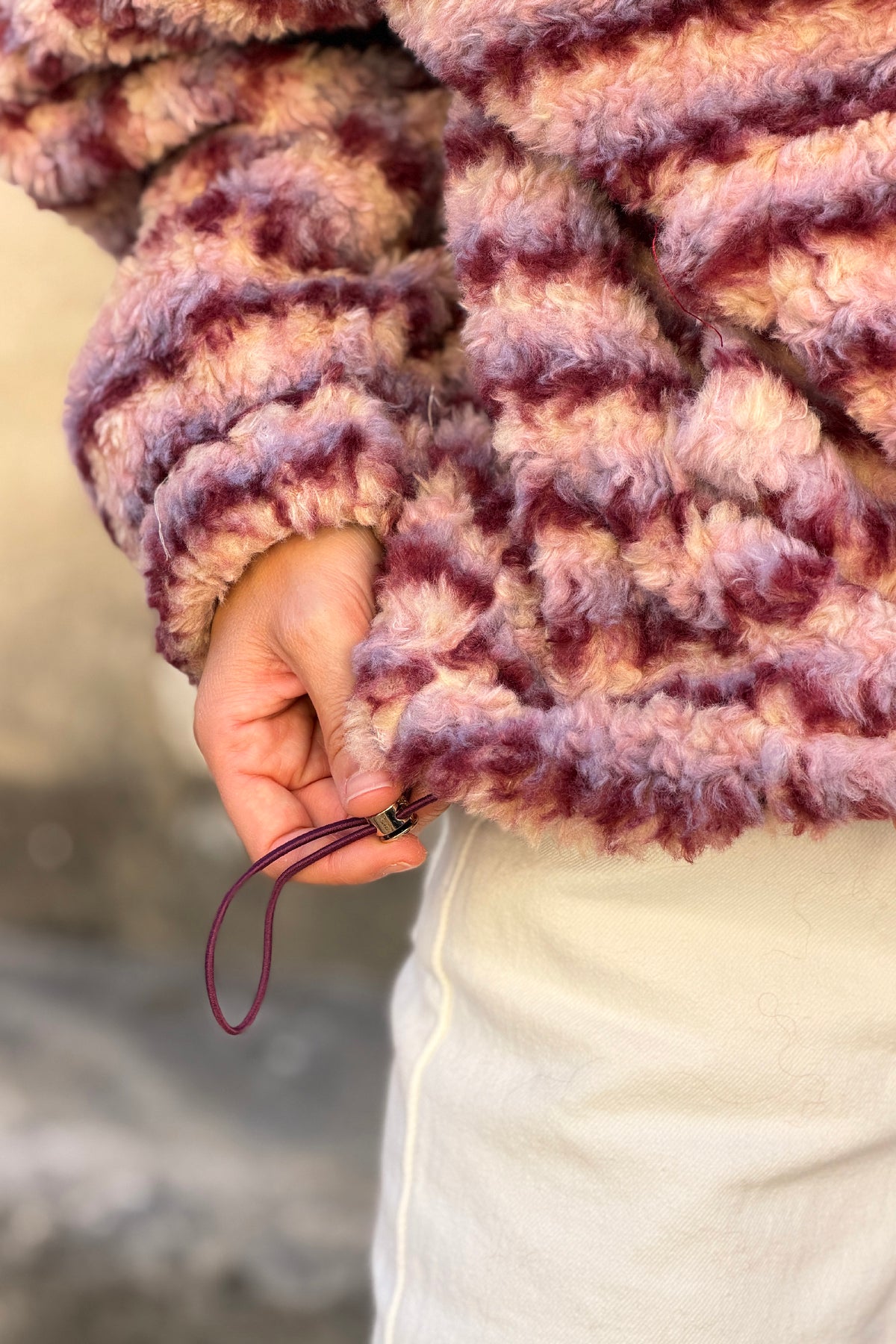 Manteau tout doux effet poils motifs rayures rose et aubergine avec zip et col montant
