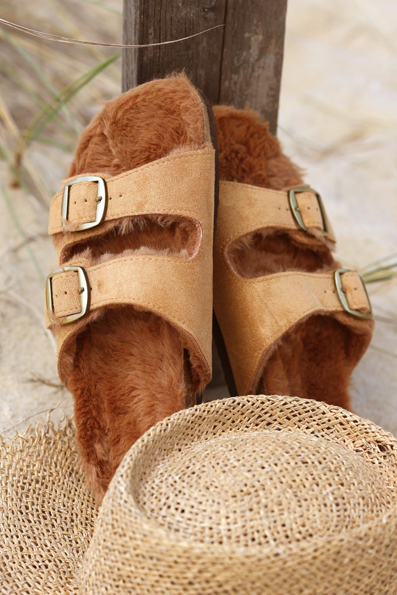 Sandalias camel con dos tiras, interior forrado.