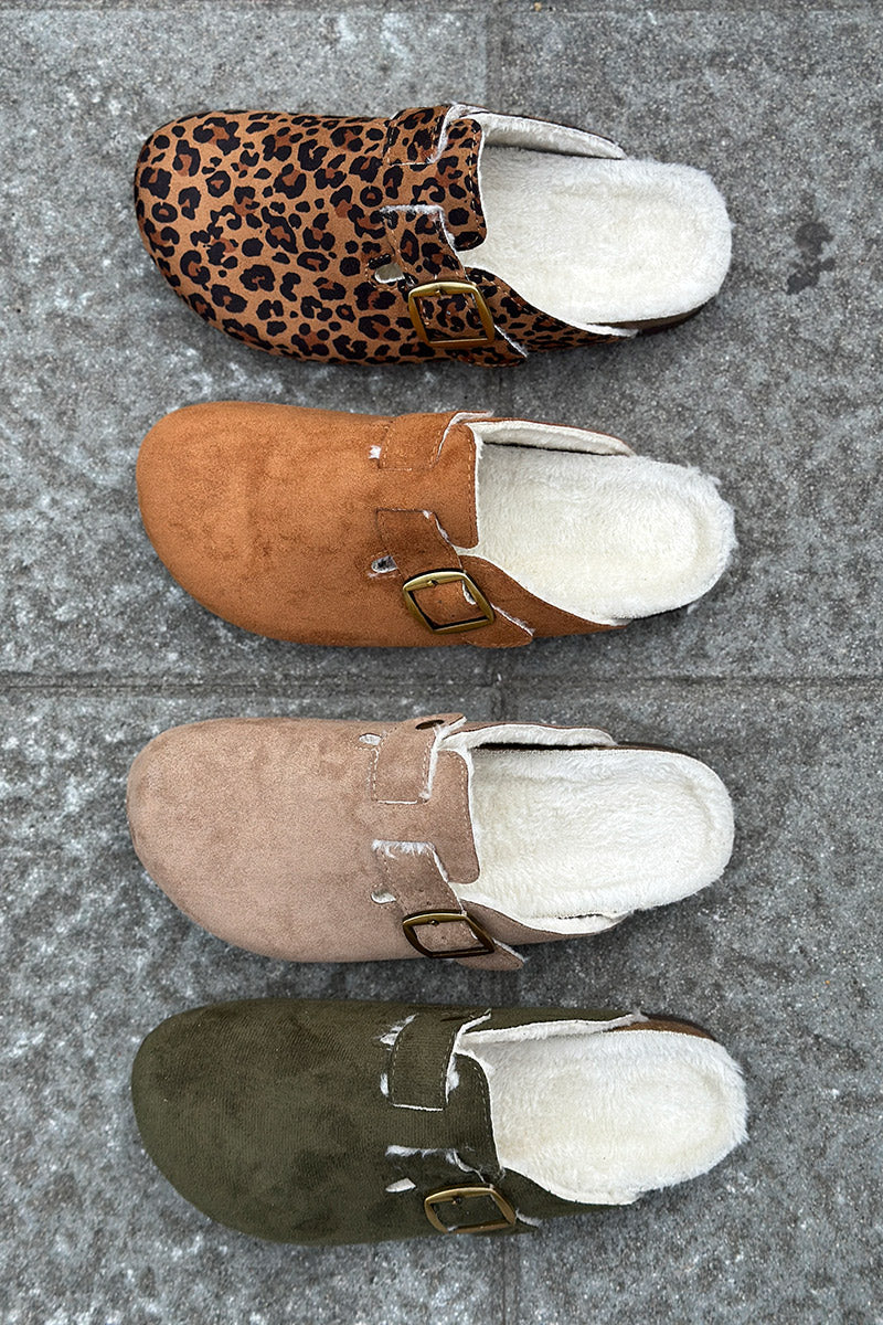 Mules tipo mocasín color camel con forro de ante, estampado de leopardo y hebilla ajustable