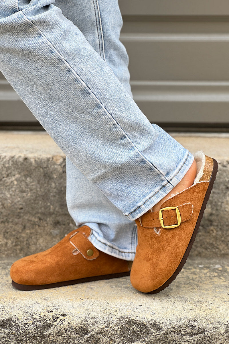 Mules sabots fourrées suédine camel avec boucle réglable
