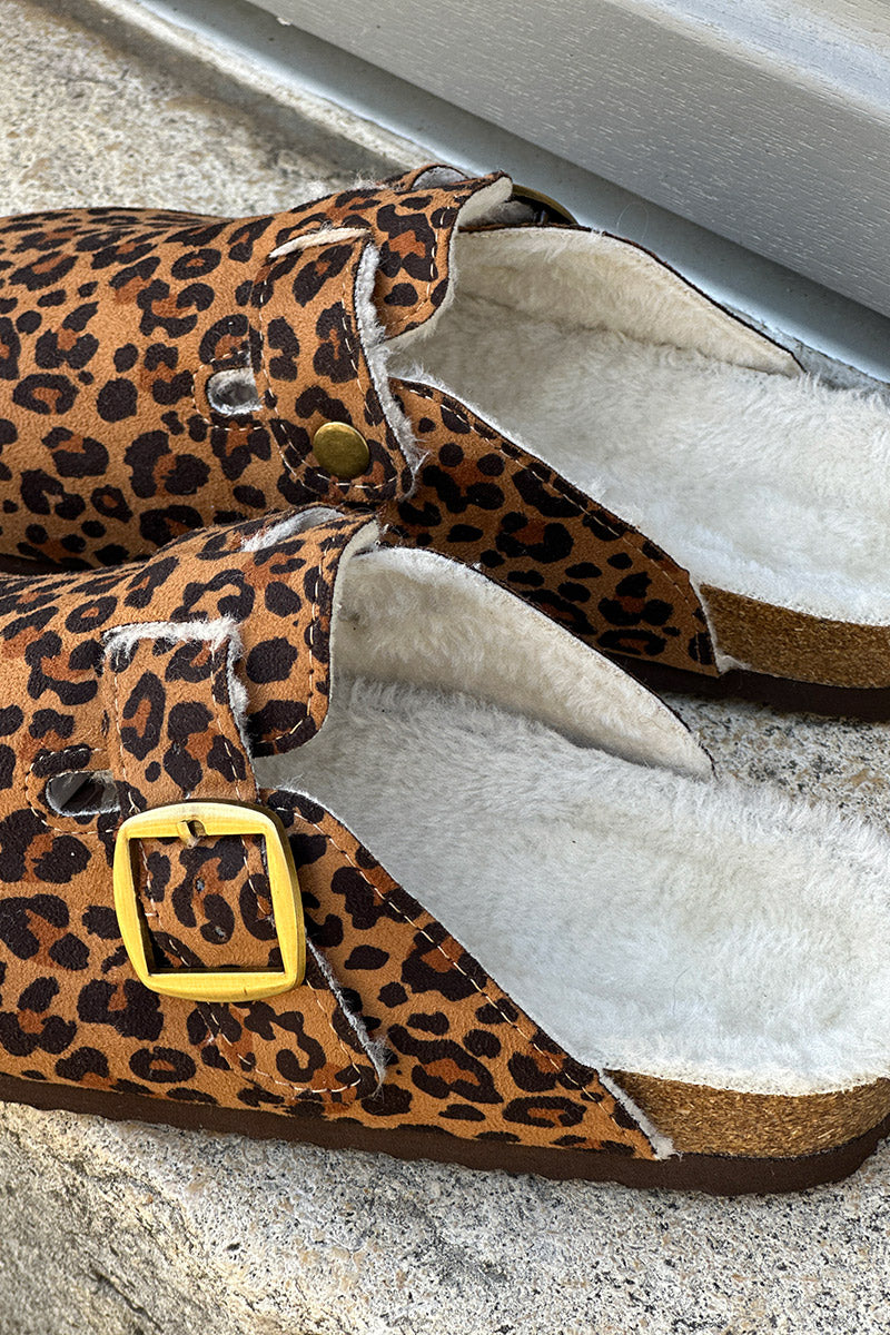 Mules tipo mocasín color camel con forro de ante, estampado de leopardo y hebilla ajustable