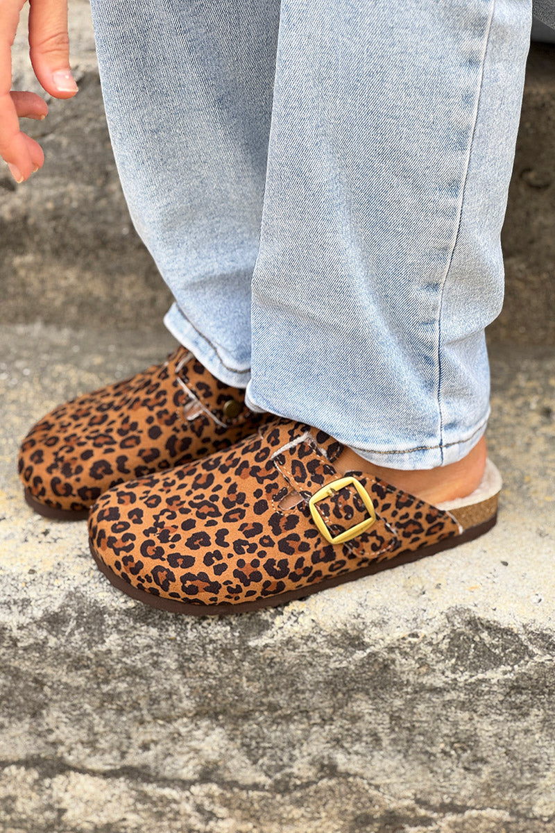 Mules tipo mocasín color camel con forro de ante, estampado de leopardo y hebilla ajustable