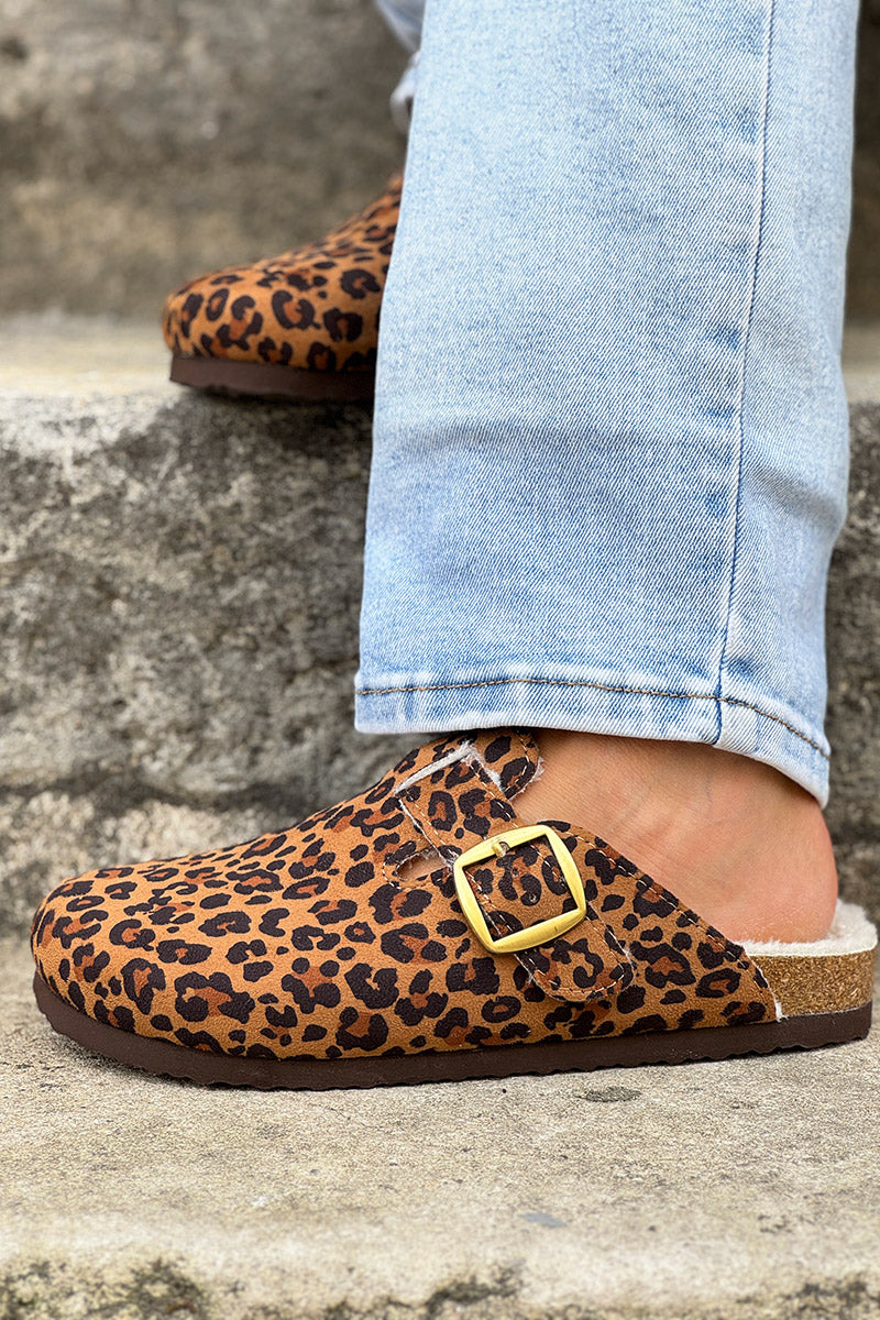Mules tipo mocasín color camel con forro de ante, estampado de leopardo y hebilla ajustable
