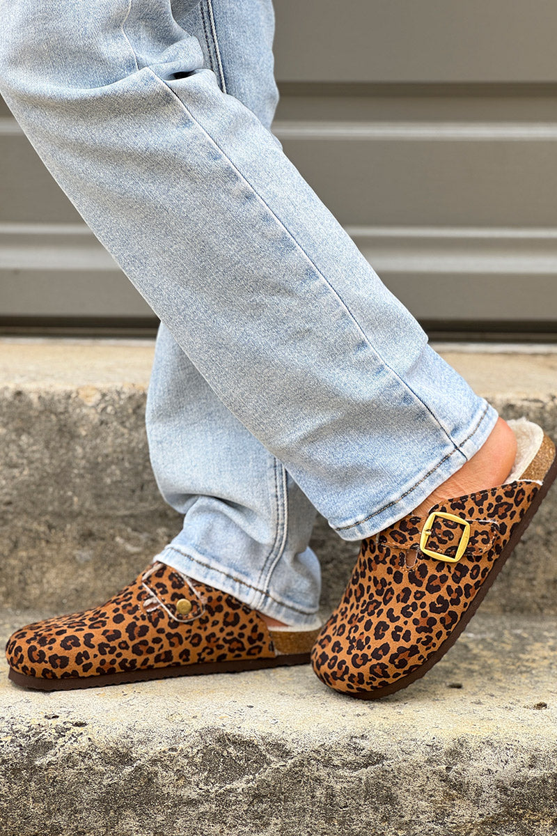 Mules tipo mocasín color camel con forro de ante, estampado de leopardo y hebilla ajustable