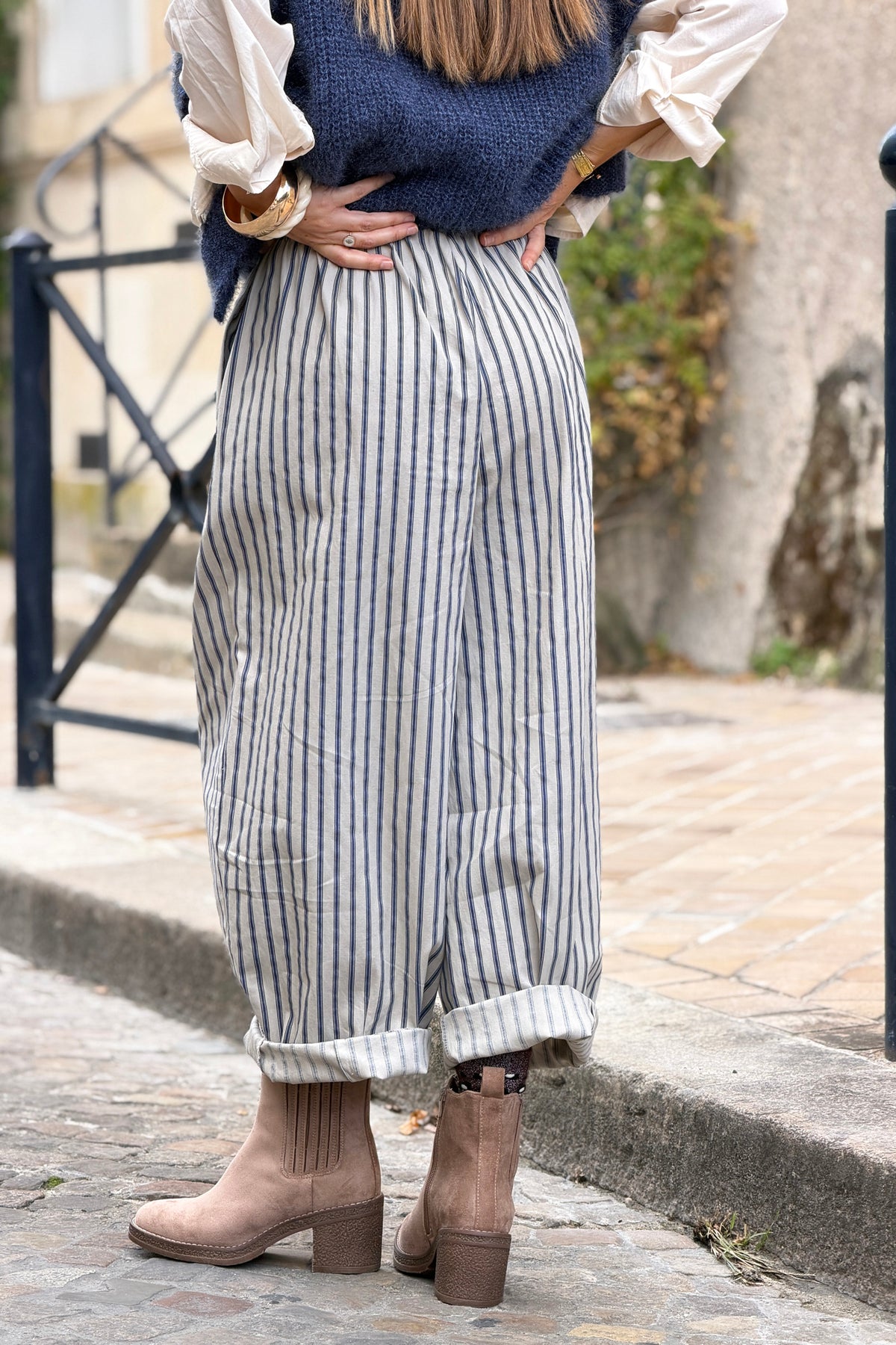 Pantalon beige en toile coupe barrel rayures bleues taille élastique