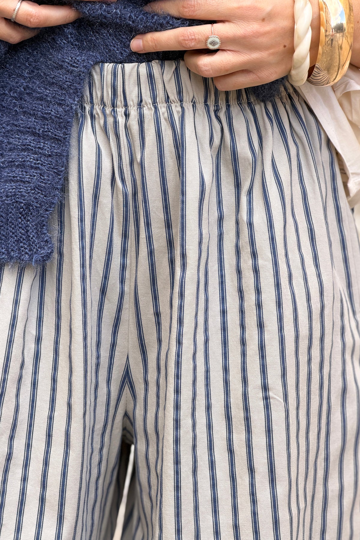 Pantalon beige en toile coupe barrel rayures bleues taille élastique